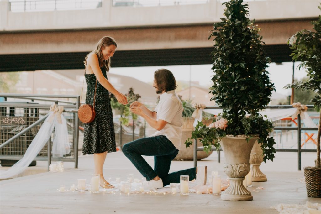 couple getting engaged in downtown omaha proposal